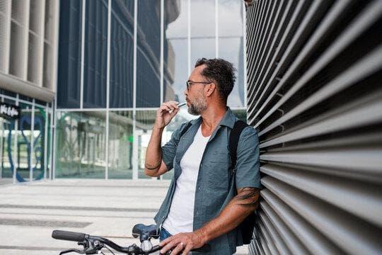 Részletes útmutató az e cigi feltöltése lépésről lépésre — biztonságos technikák és gyakori hibák elkerülése